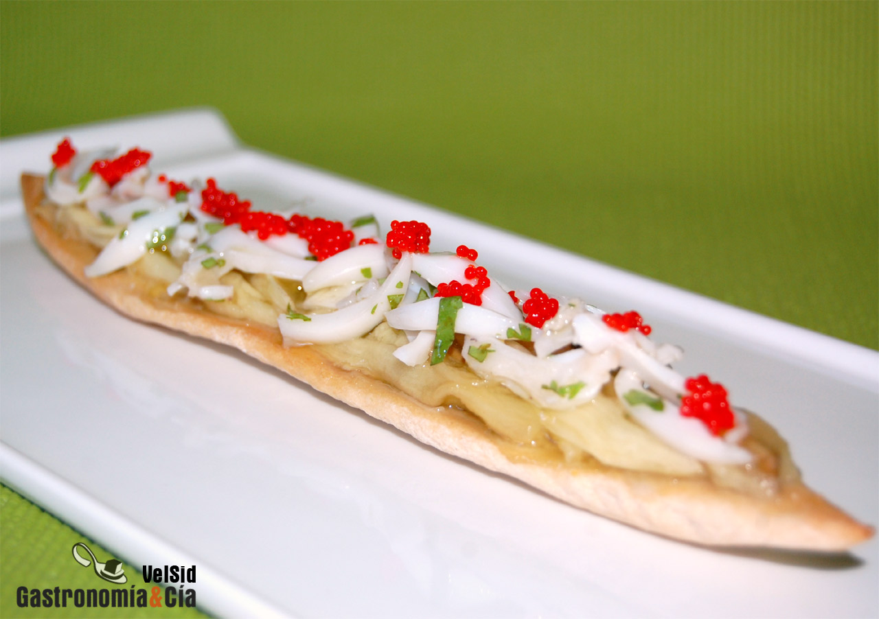 Coca de berenjena con ajo asado y sepionets