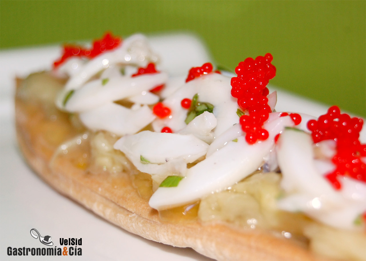 Coca de berenjena con ajo asado y sepionets