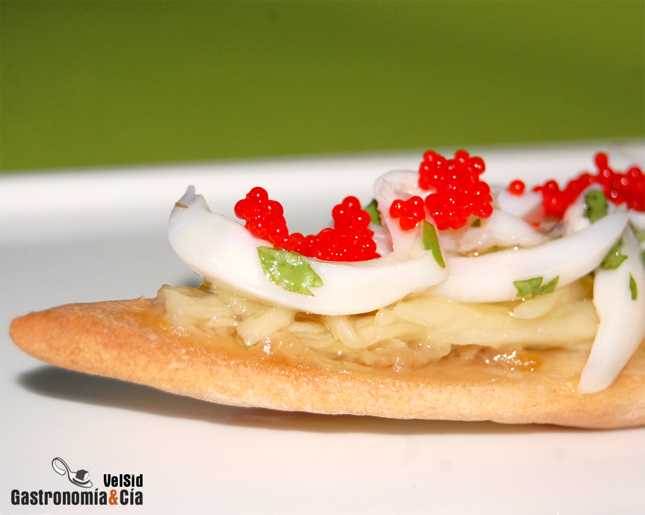 Coca de berenjena con ajo asado y sepionets