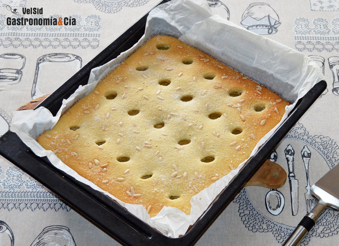 Coca de llanda con uvas y piñones