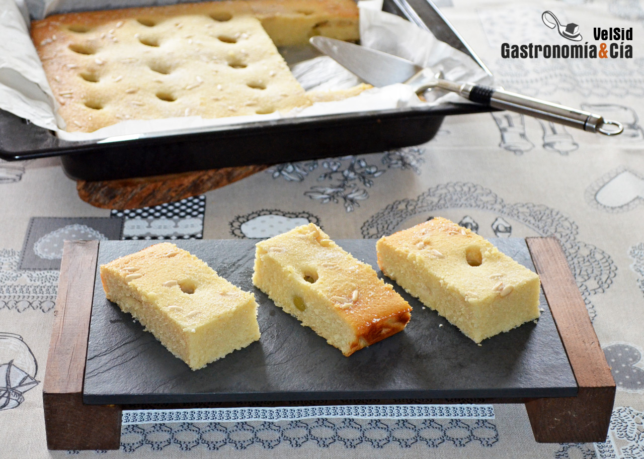 Coca de llanda con uvas y piñones