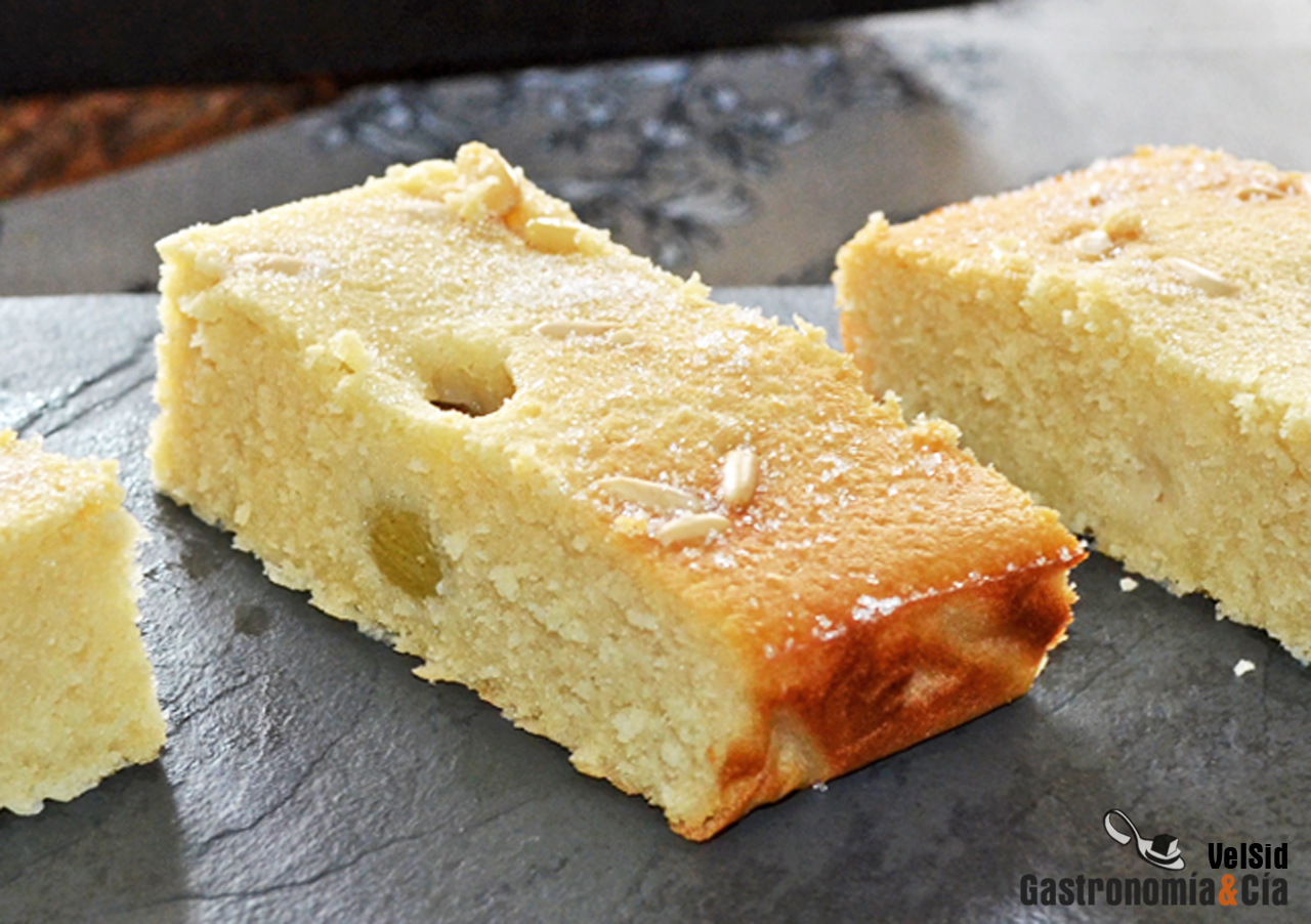 Coca de llanda con uvas y piñones