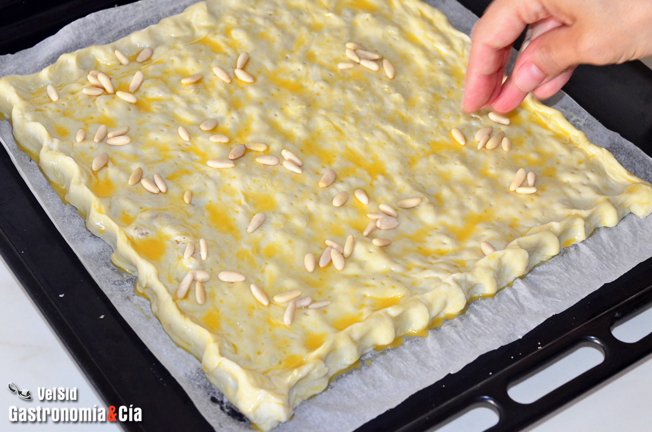 Coca de llardons o chicharrones (con hojaldre)