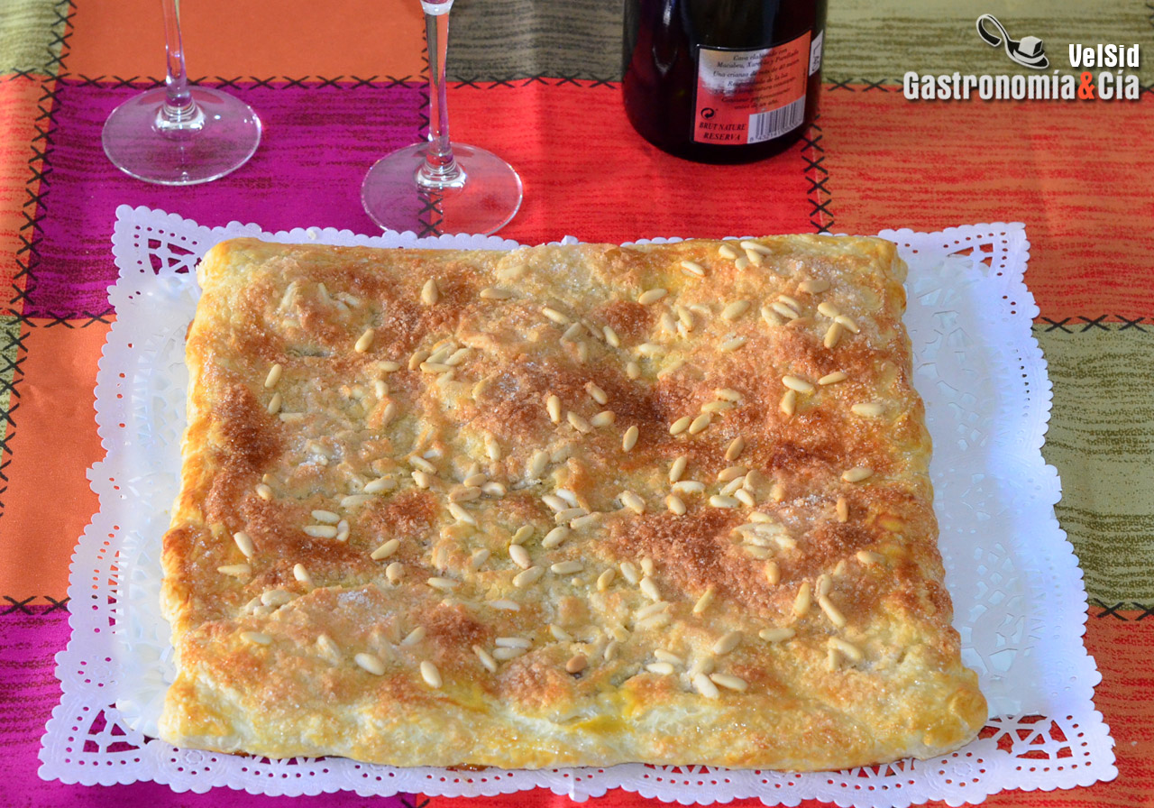 Coca de llardons o chicharrones (con hojaldre)