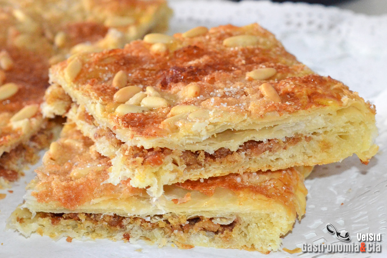 Coca de llardons o chicharrones (con hojaldre)