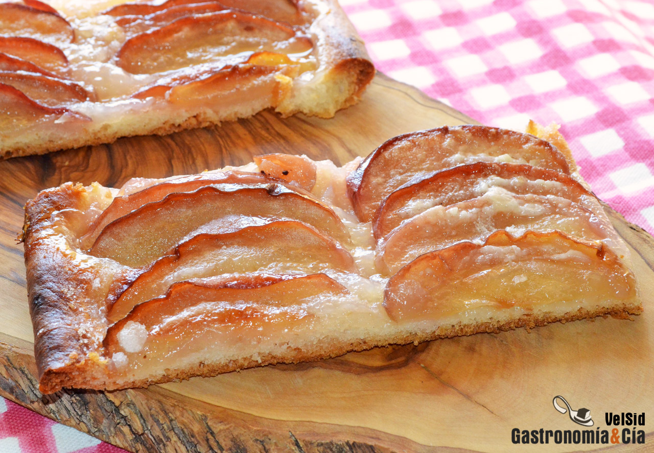 Coca de panadero con manzana dulce