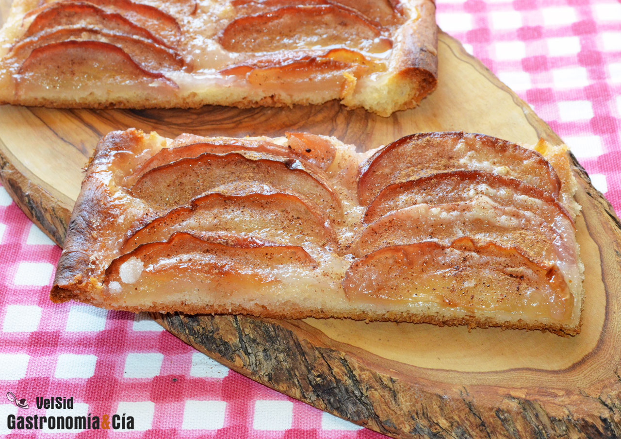 Coca de panadero con manzana dulce