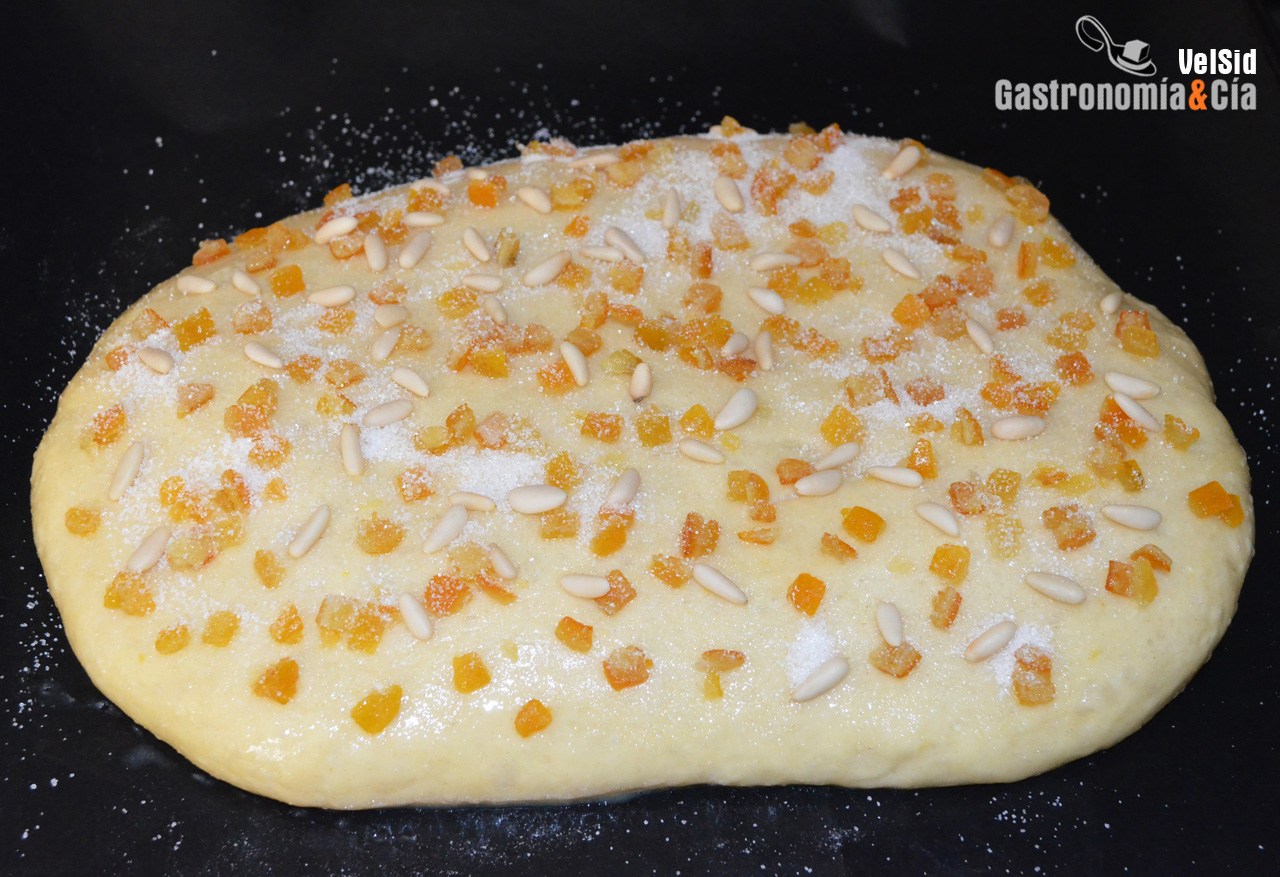 Coca de San Juan de chocolate y naranja