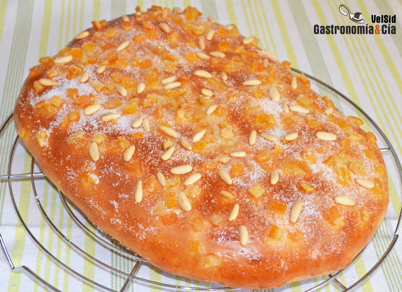 Coca de San Juan de chocolate y naranja