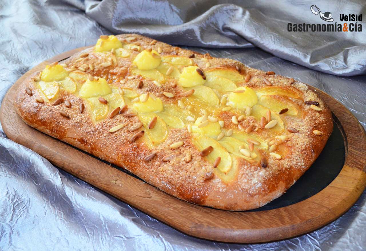 Coca de San Juan con crema y manzana