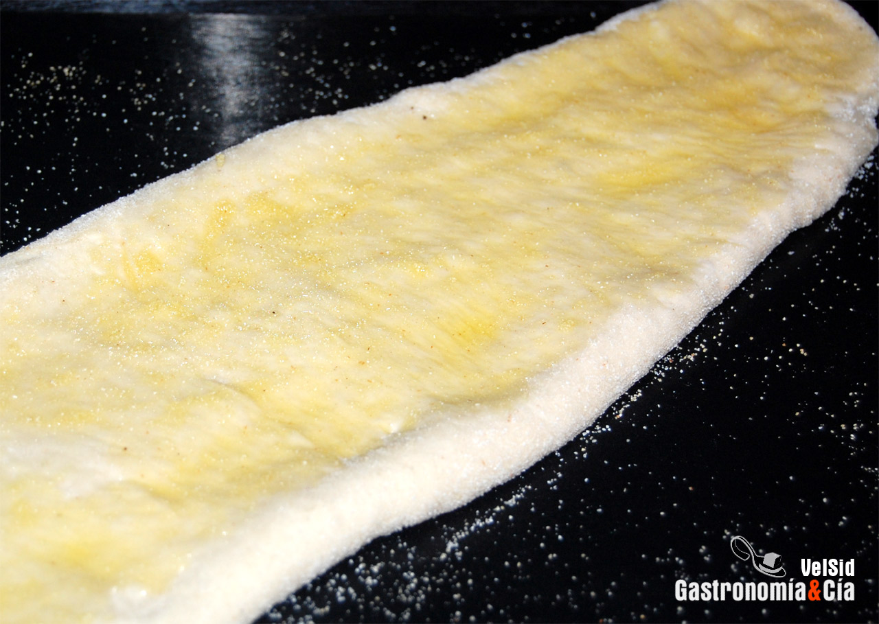 Coca de tomate cherry, aguacate y queso