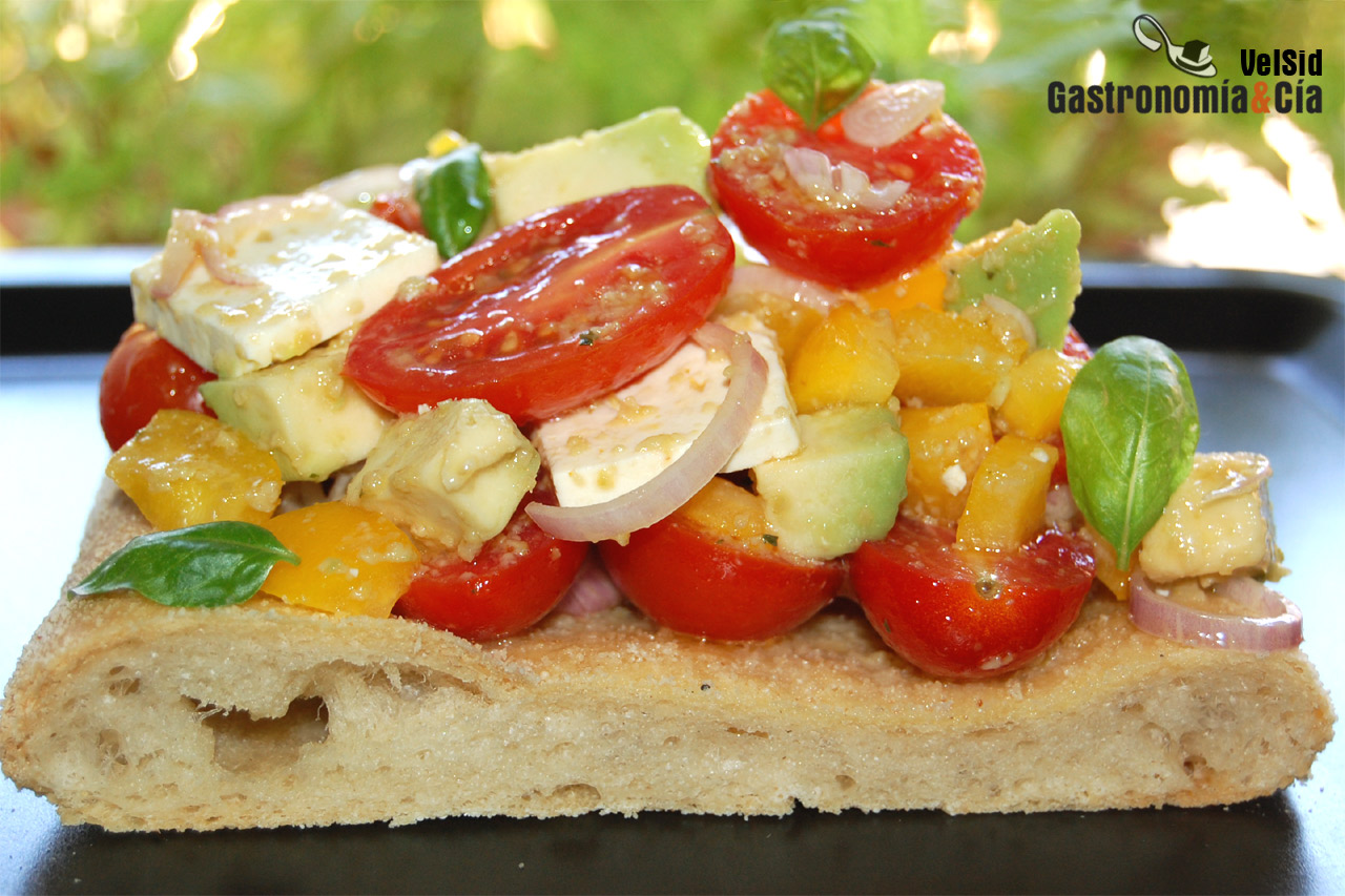 Coca de tomate cherry, aguacate y queso