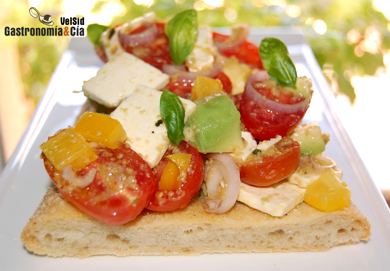 Coca de tomate cherry, aguacate y queso