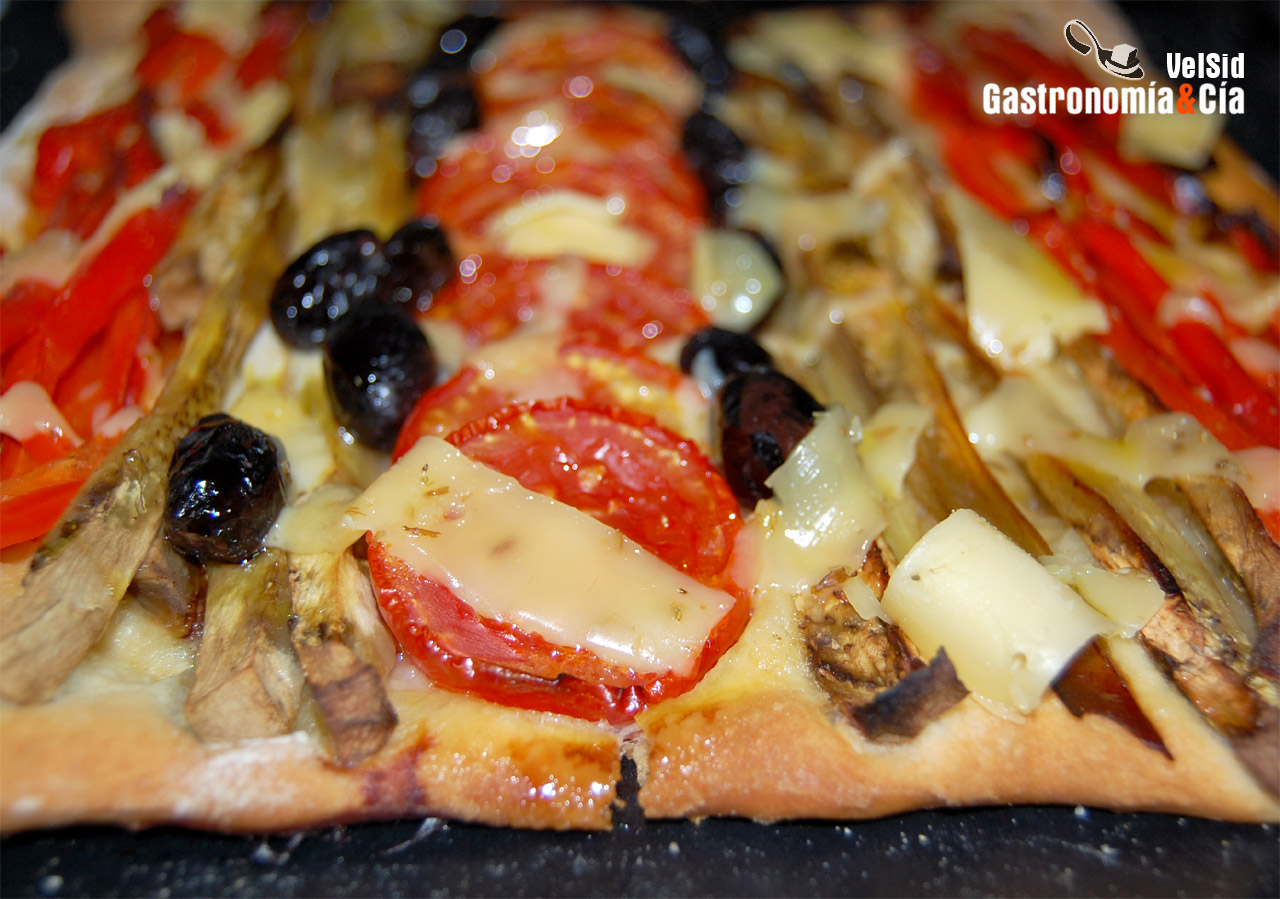 Coca de verduras con gouda de cominos