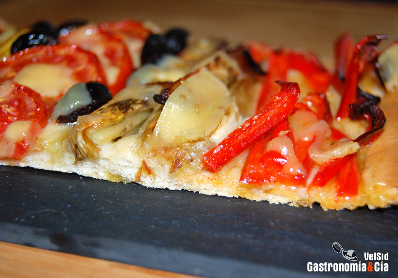 Coca de verduras con gouda de cominos