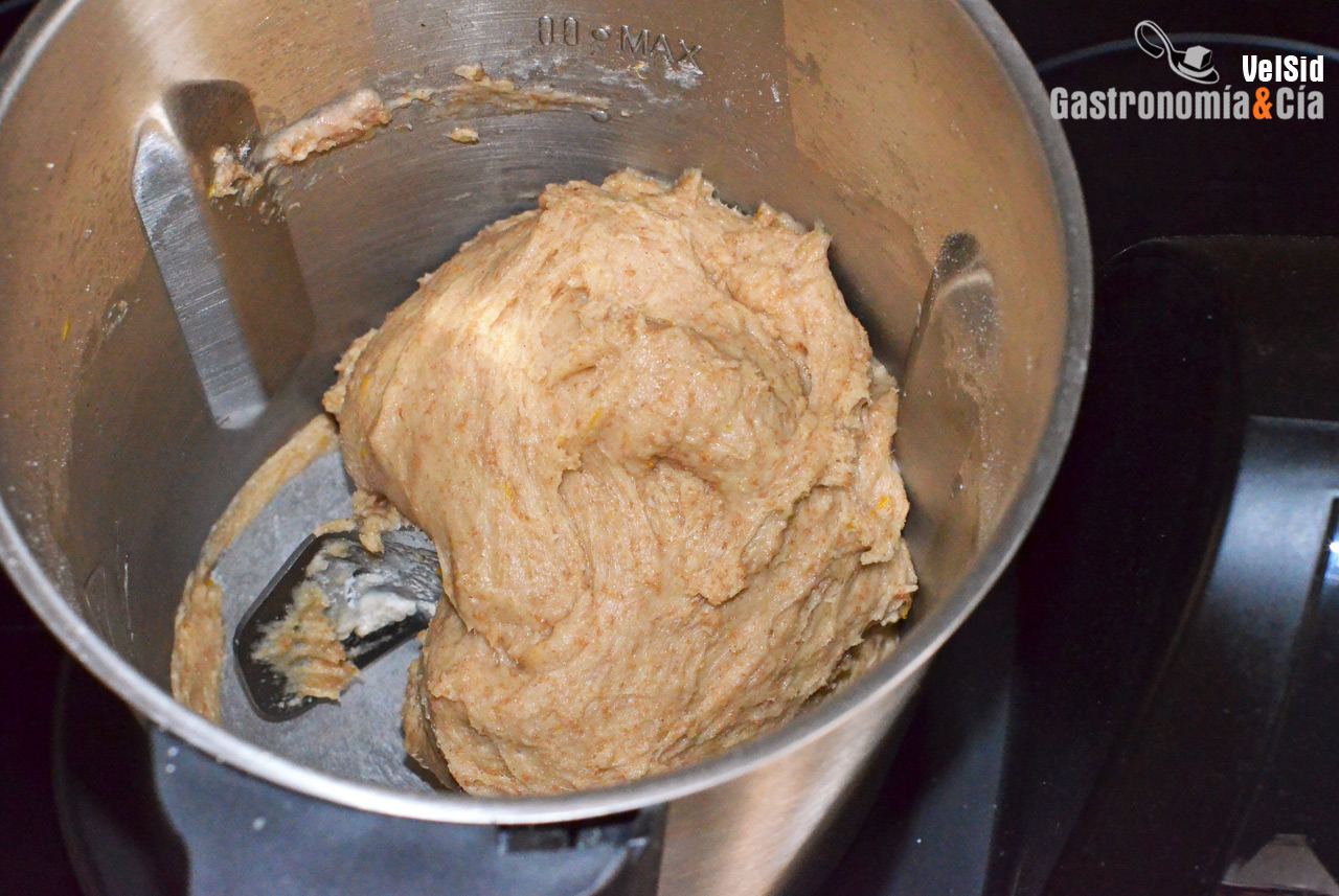 Coca de San Juan de espelta requesón y piñones