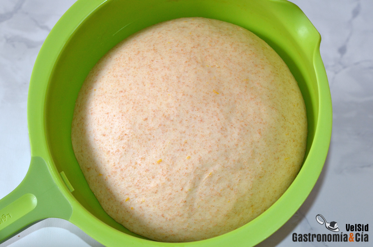 Coca de San Juan de espelta requesón y piñones