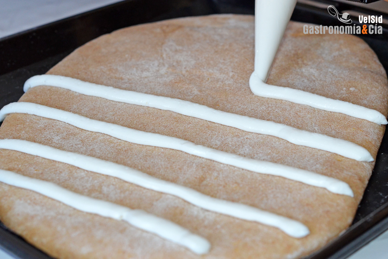 Coca de San Juan de espelta requesón y piñones