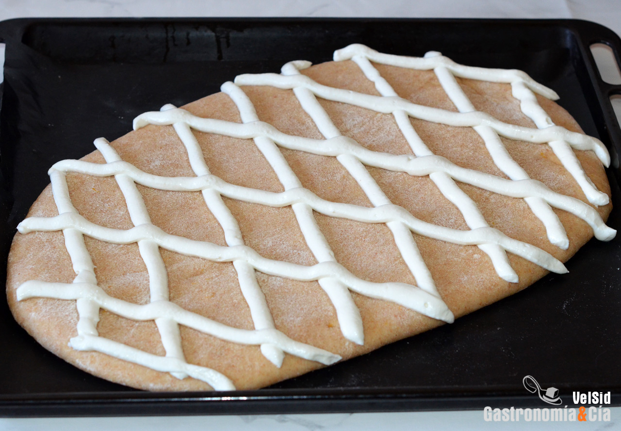 Coca de San Juan de espelta requesón y piñones