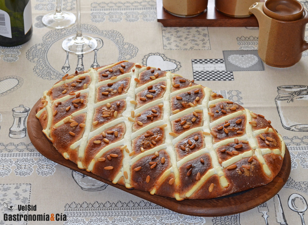 Coca de San Juan de espelta requesón y piñones