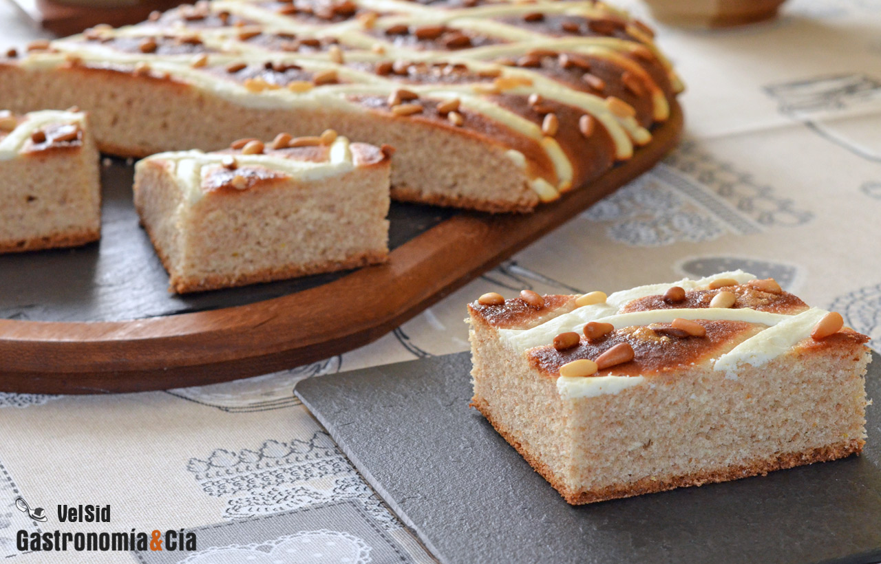 Coca de San Juan de espelta requesón y piñones
