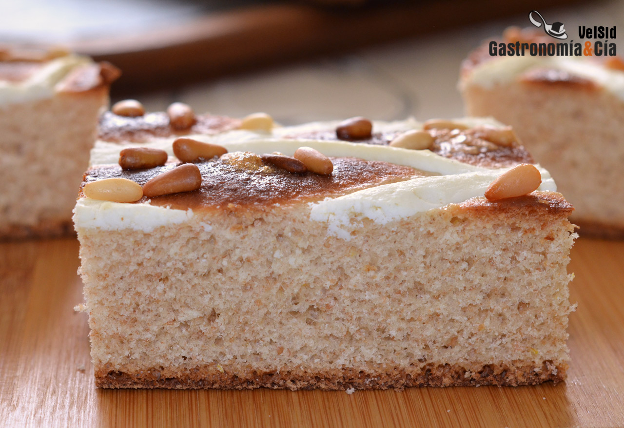Coca de San Juan de espelta requesón y piñones