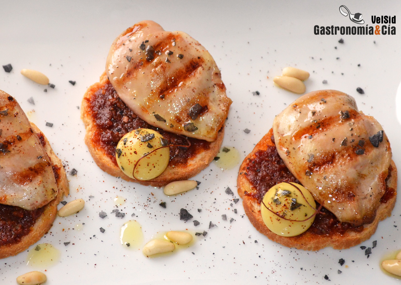 Pechuguita de codorniz con paté de tomate seco y aceitu