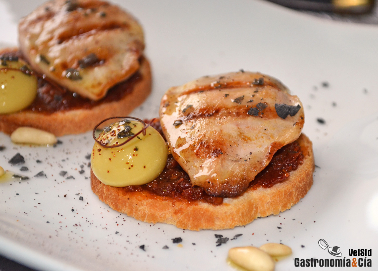 Pechuguita de codorniz con paté de tomate seco y aceitu