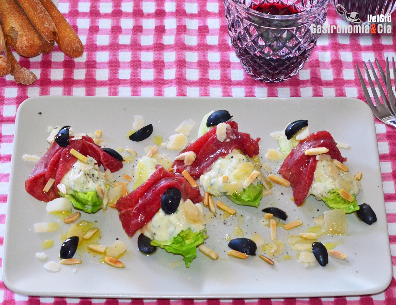 Cogollos de lechuga con carpaccio y mayonesa provenzal
