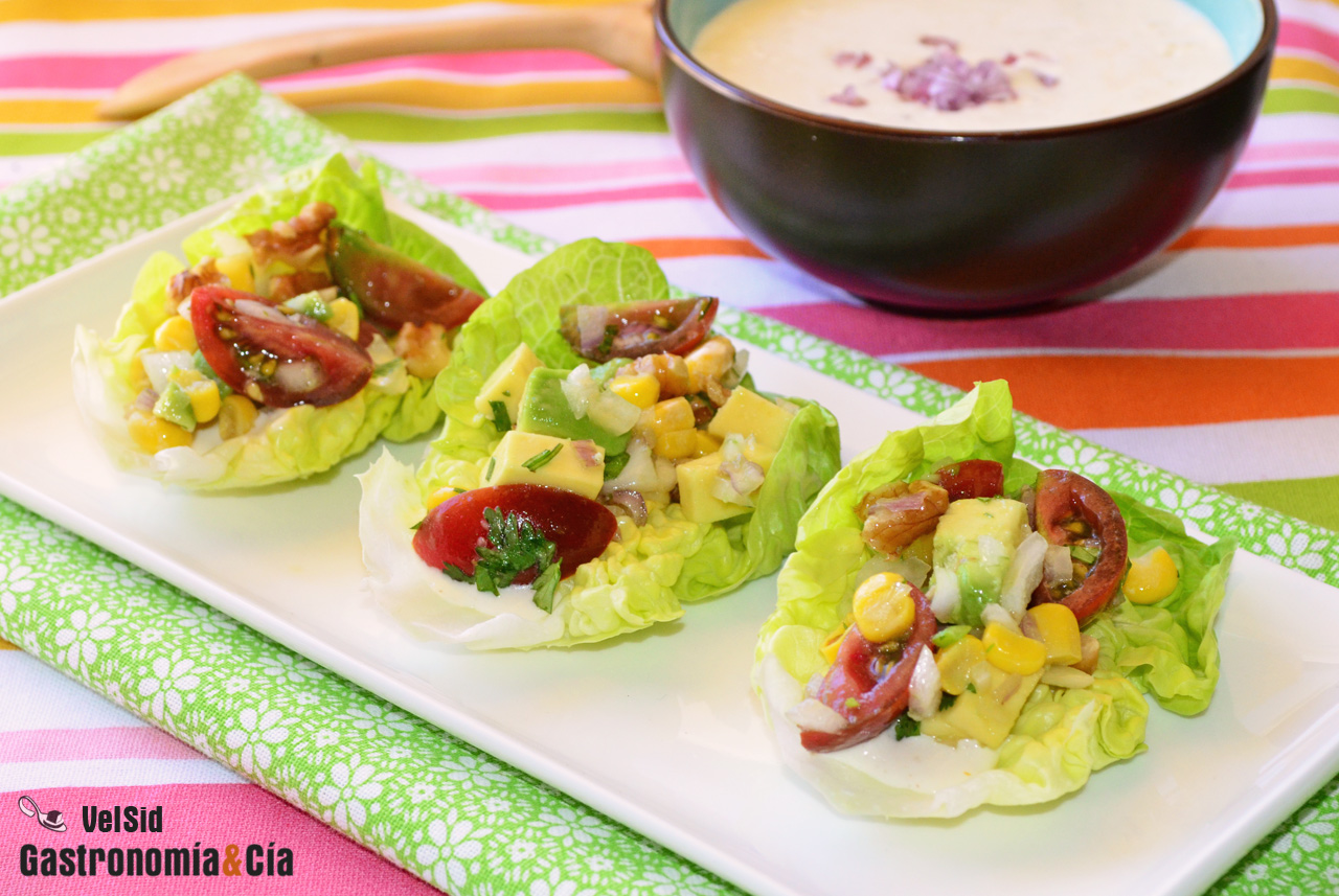 Hojas de cogollo con aguacate y tomate