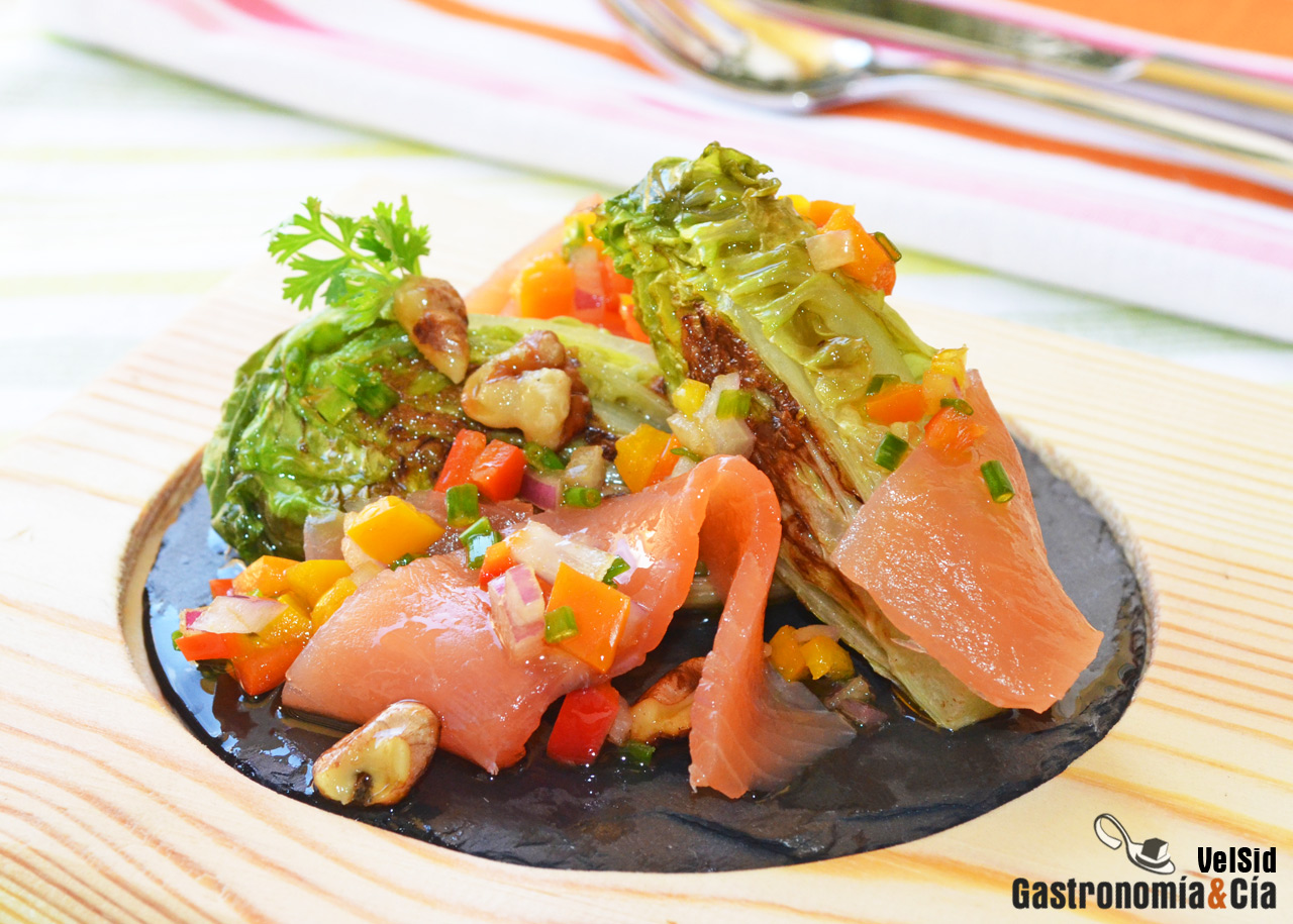 Cogollos a la plancha con salmón y vinagreta de pimient