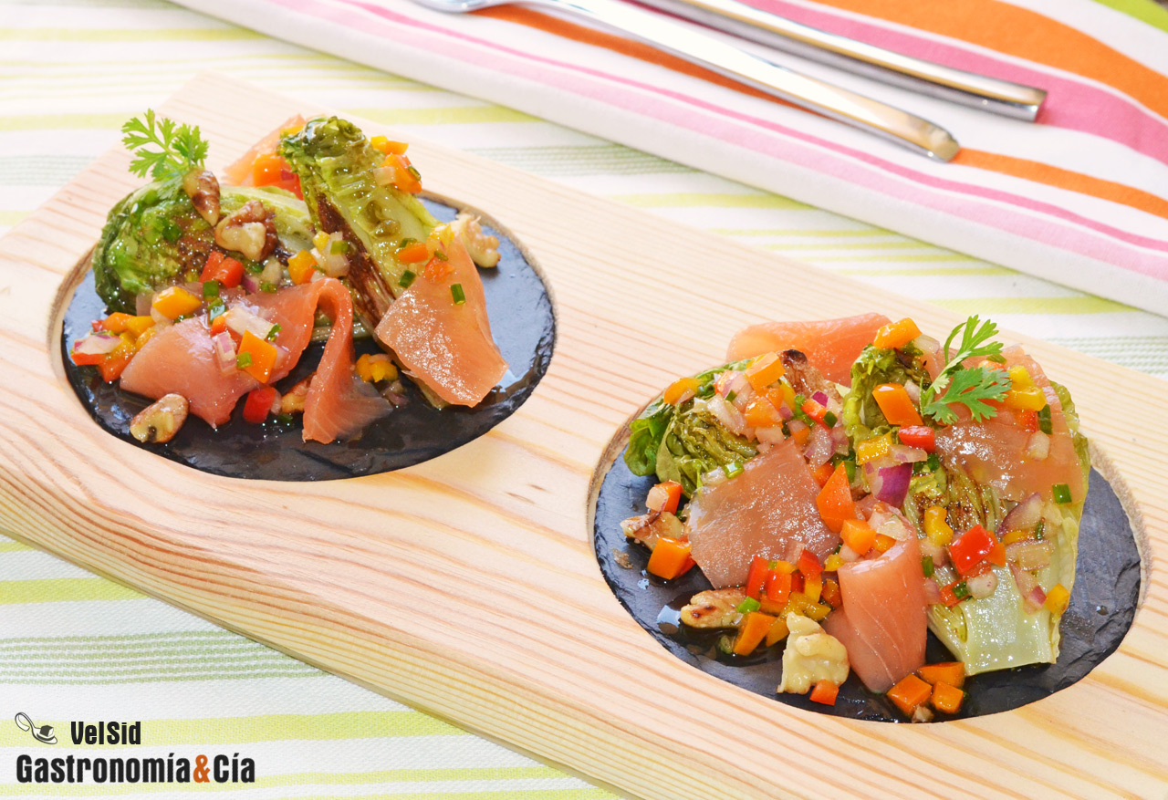 Cogollos a la plancha con salmón y vinagreta de pimient