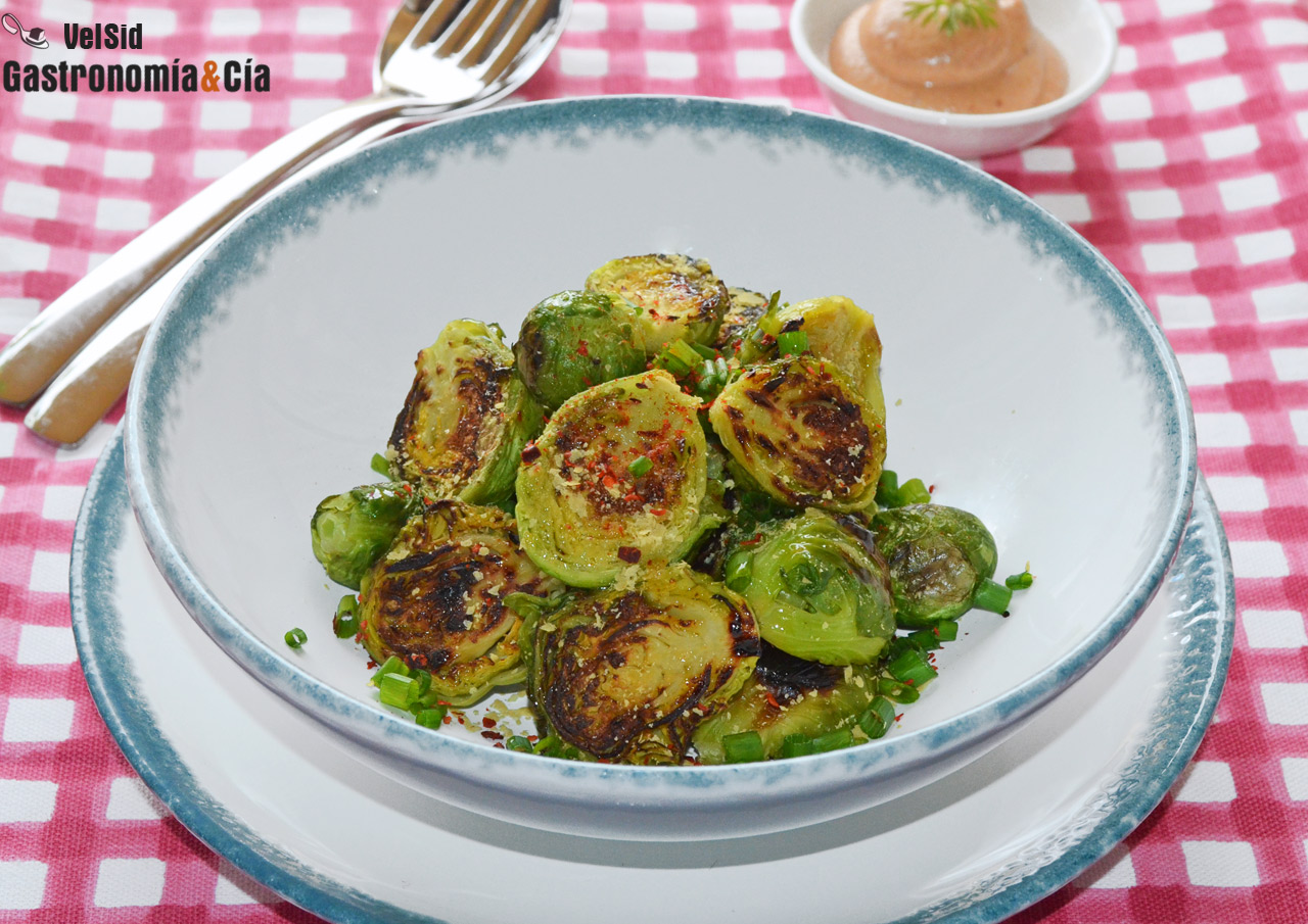 Coles de Bruselas tostadas con salsa vegana de sriracha