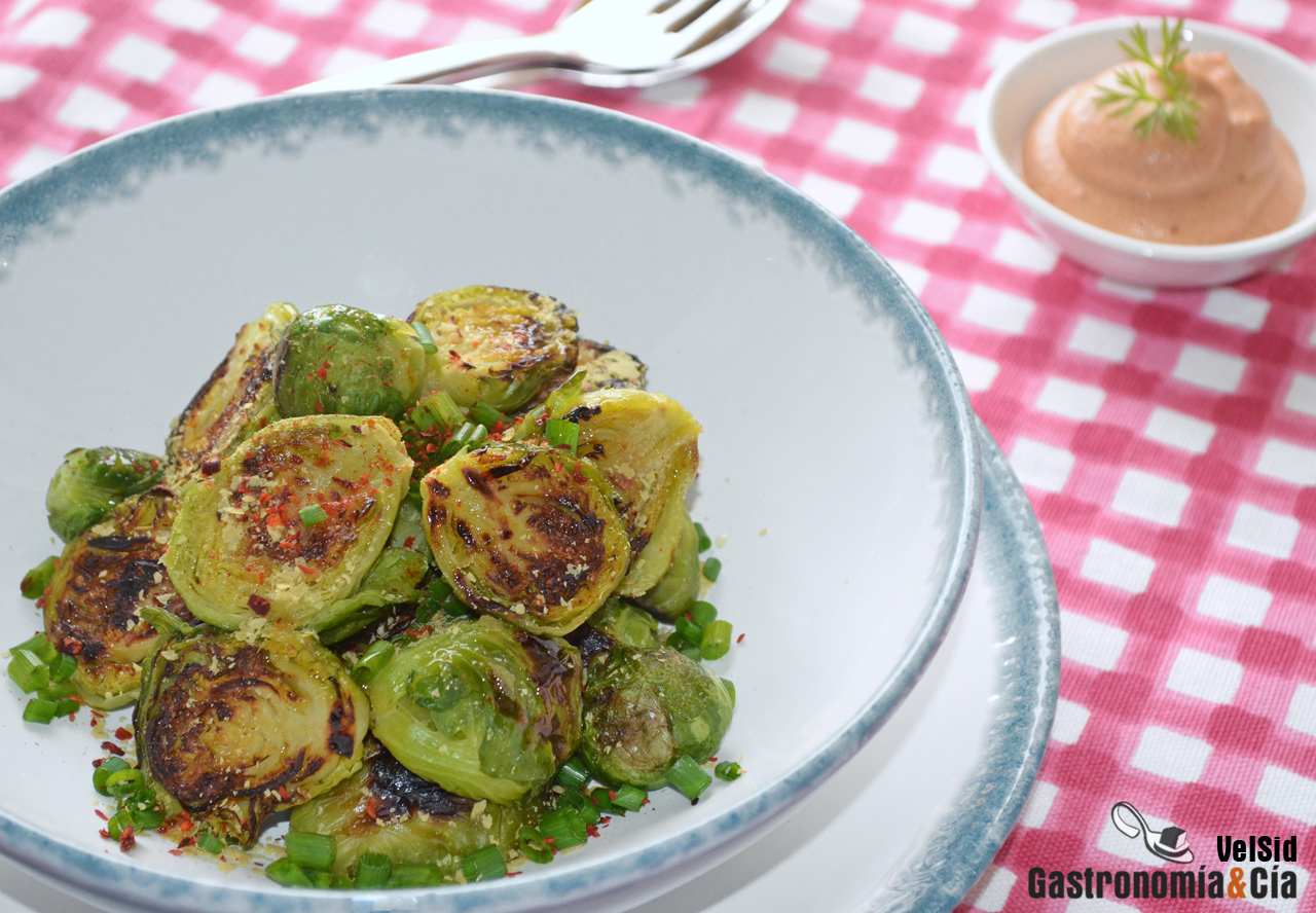 Coles de Bruselas tostadas con salsa vegana de sriracha