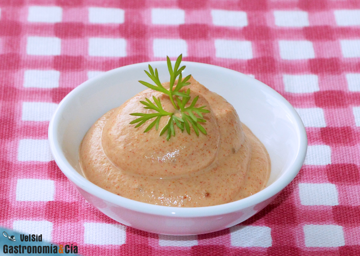 Coles de Bruselas tostadas con salsa vegana de sriracha
