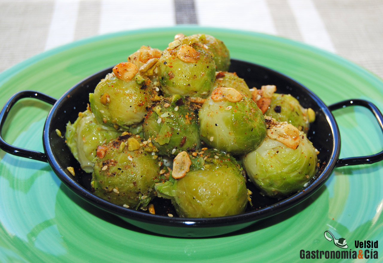 Coles de Bruselas con dukkah de pistachos