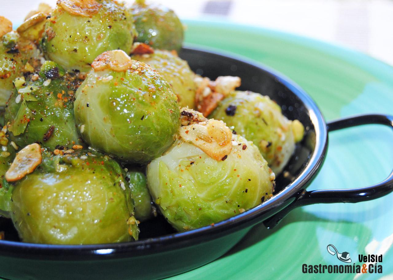Coles de Bruselas con dukkah de pistachos