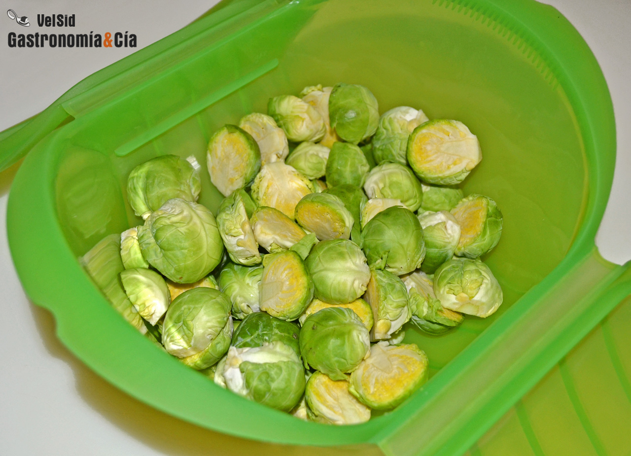 Cómo cocer coles de Bruselas en el microondas