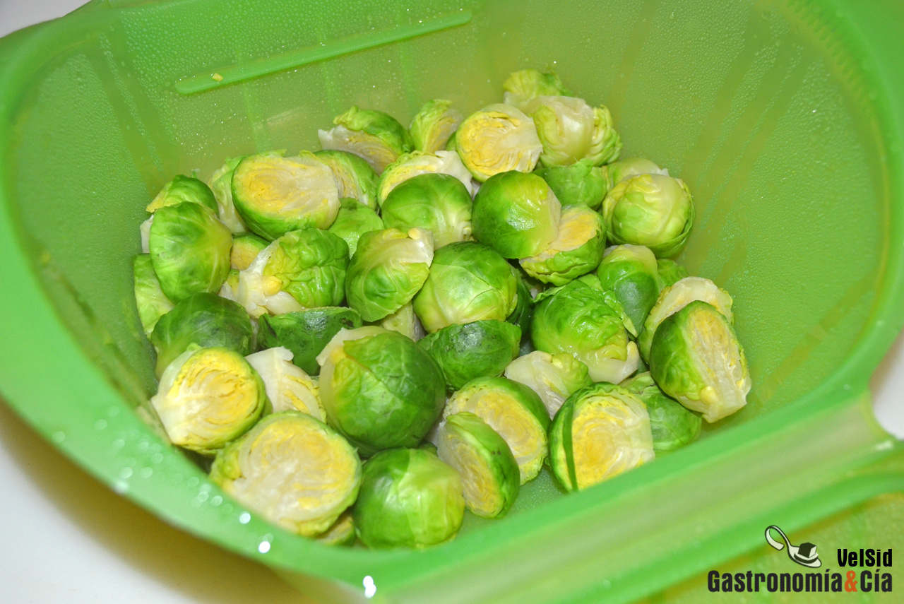 Cómo cocer coles de Bruselas en el microondas