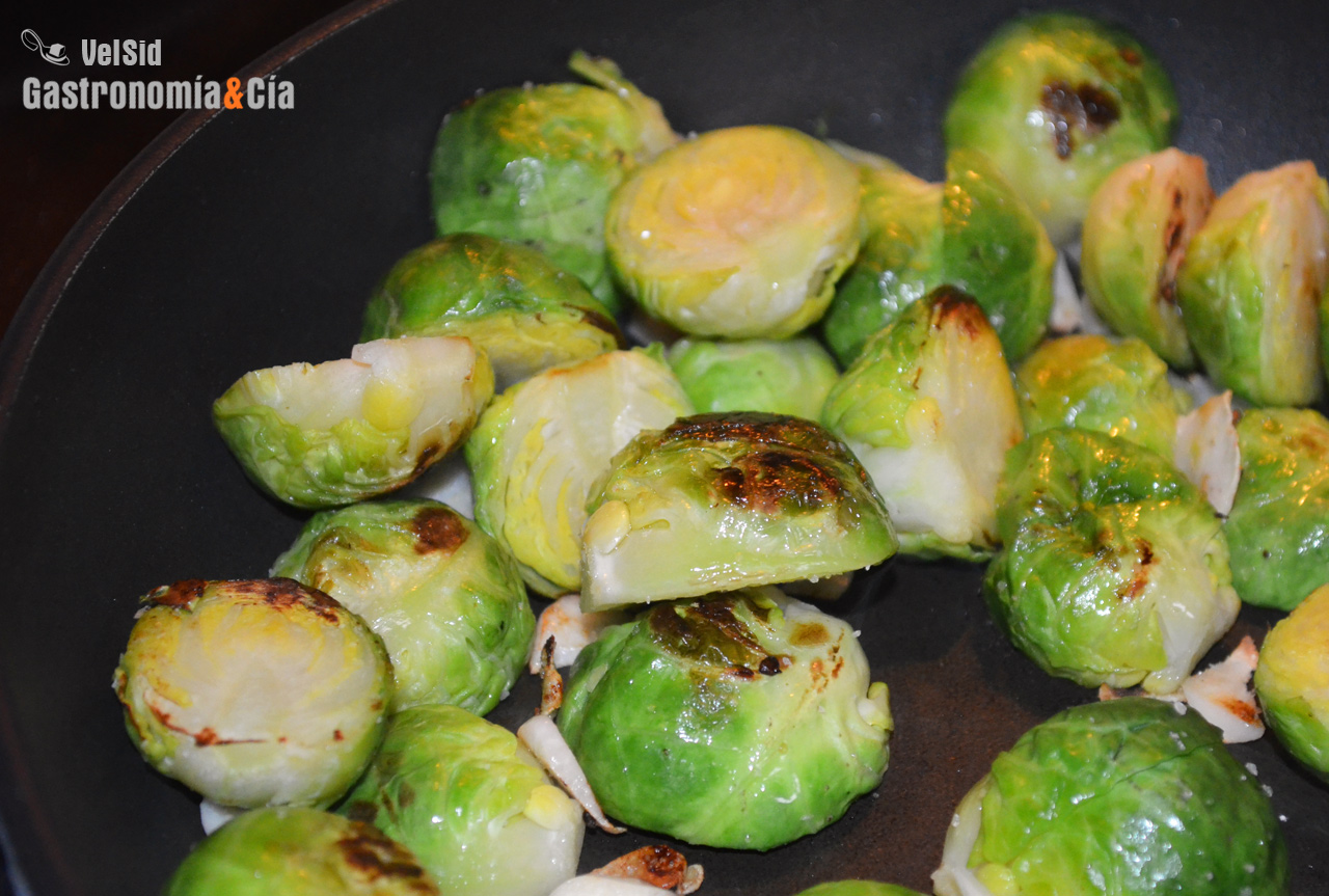 Cómo cocer coles de Bruselas en el microondas