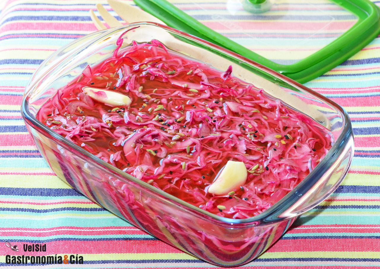Col lombarda encurtida agridulce, una receta rápida y d