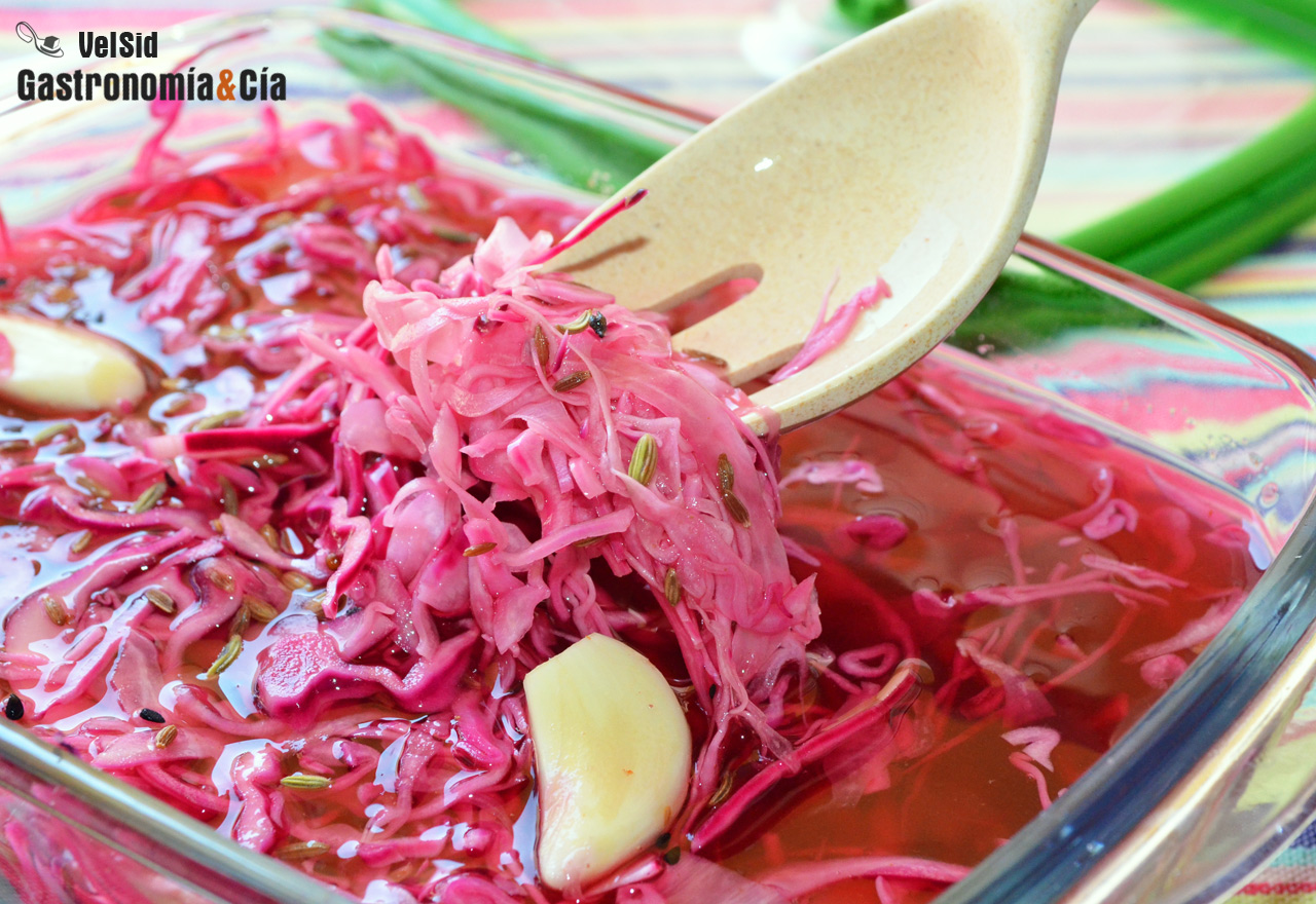 Col lombarda encurtida agridulce, una receta rápida y d