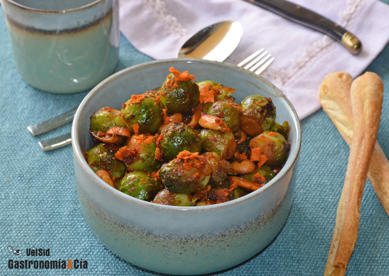 Coles de Bruselas con salsa tamari, curry, coco y cacah