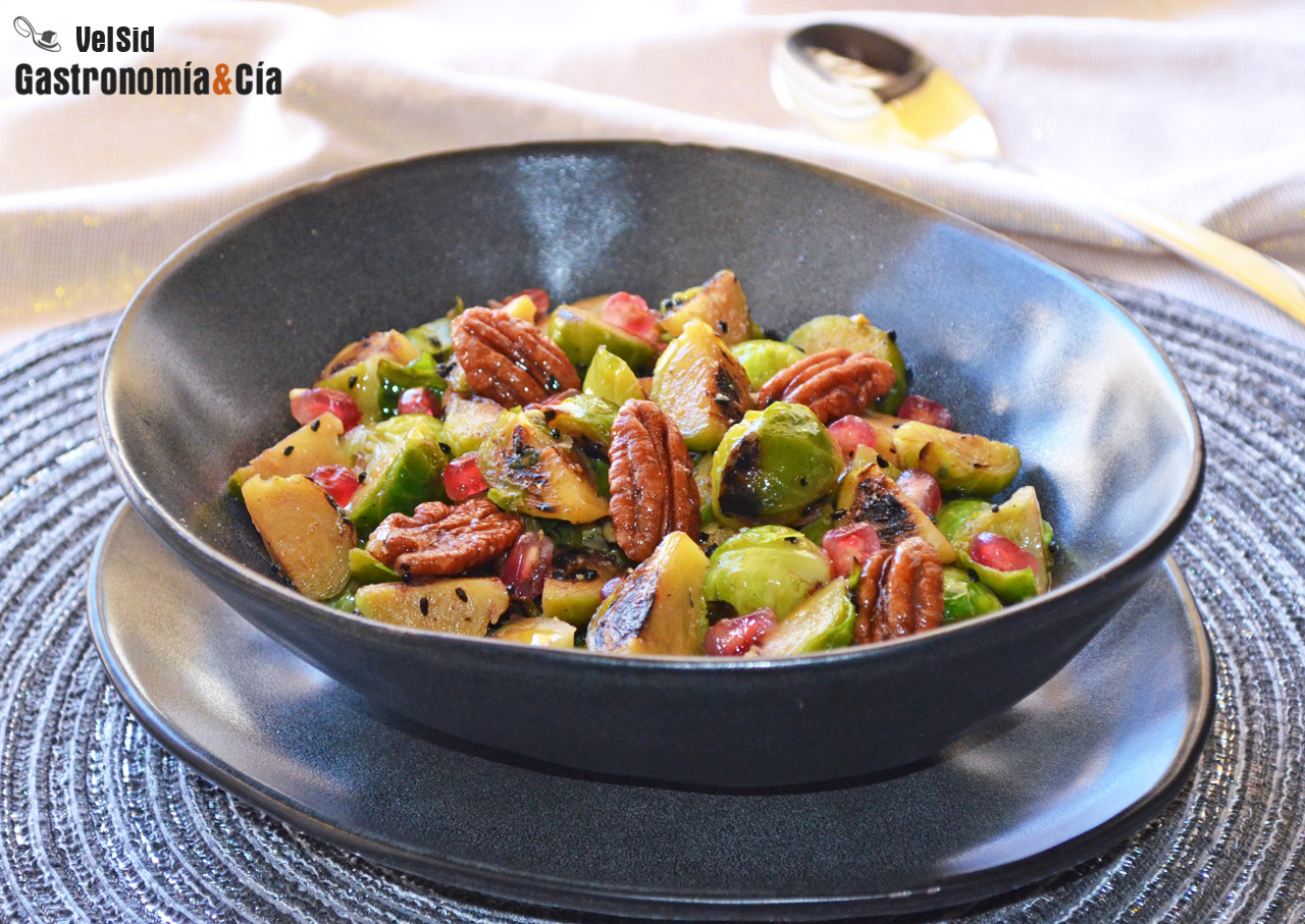 Coles de Bruselas con granada y nueces para una vistosa