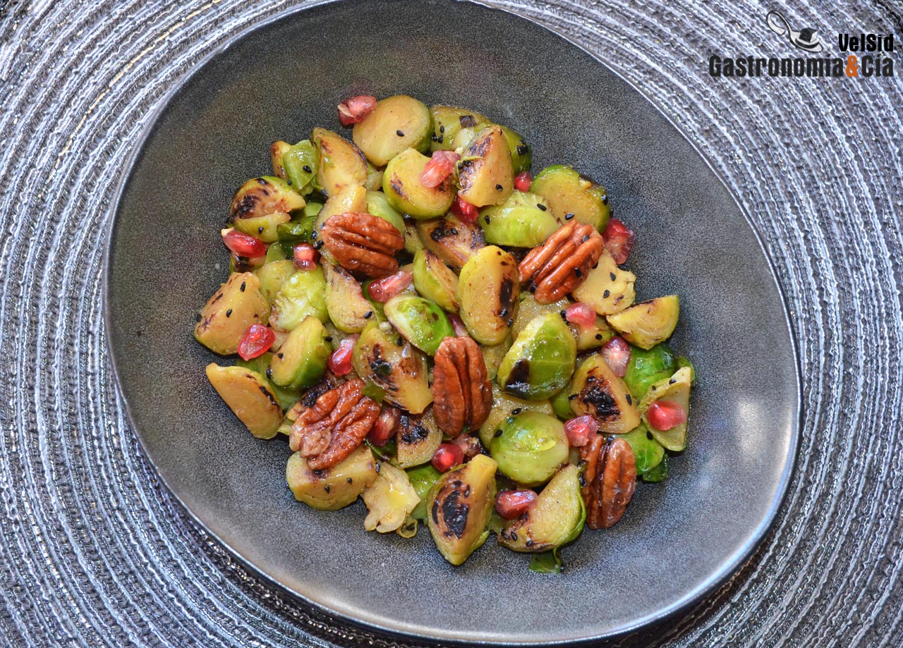 Coles de Bruselas con granada y nueces para una vistosa