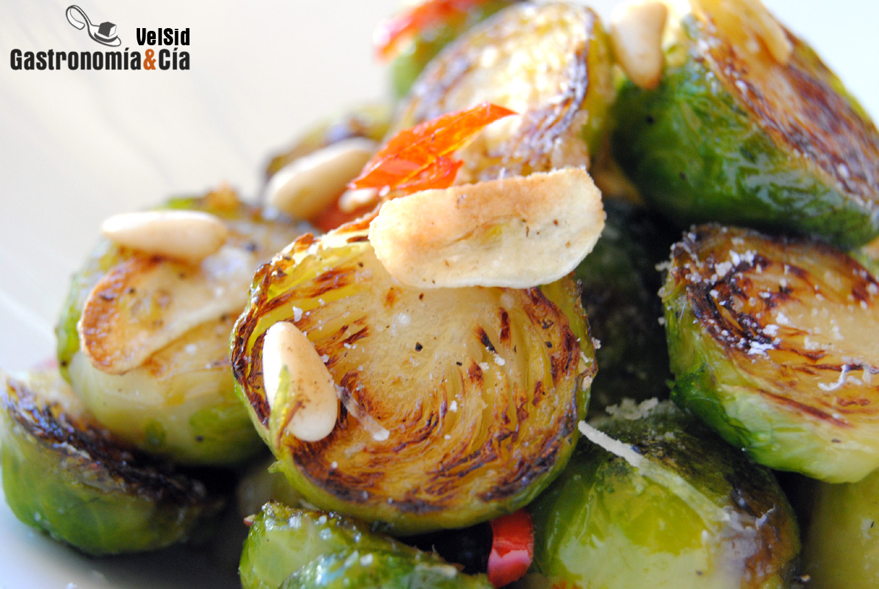 Coles de Bruselas con piñones, ajo y guindilla