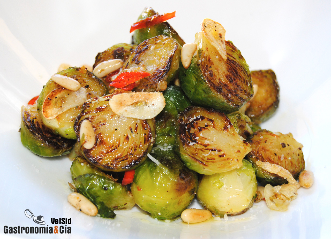 Coles de Bruselas con piñones, ajo y guindilla