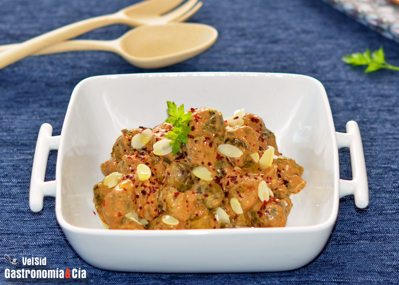 Coles de Bruselas con salsa cremosa de kimchi y almendr