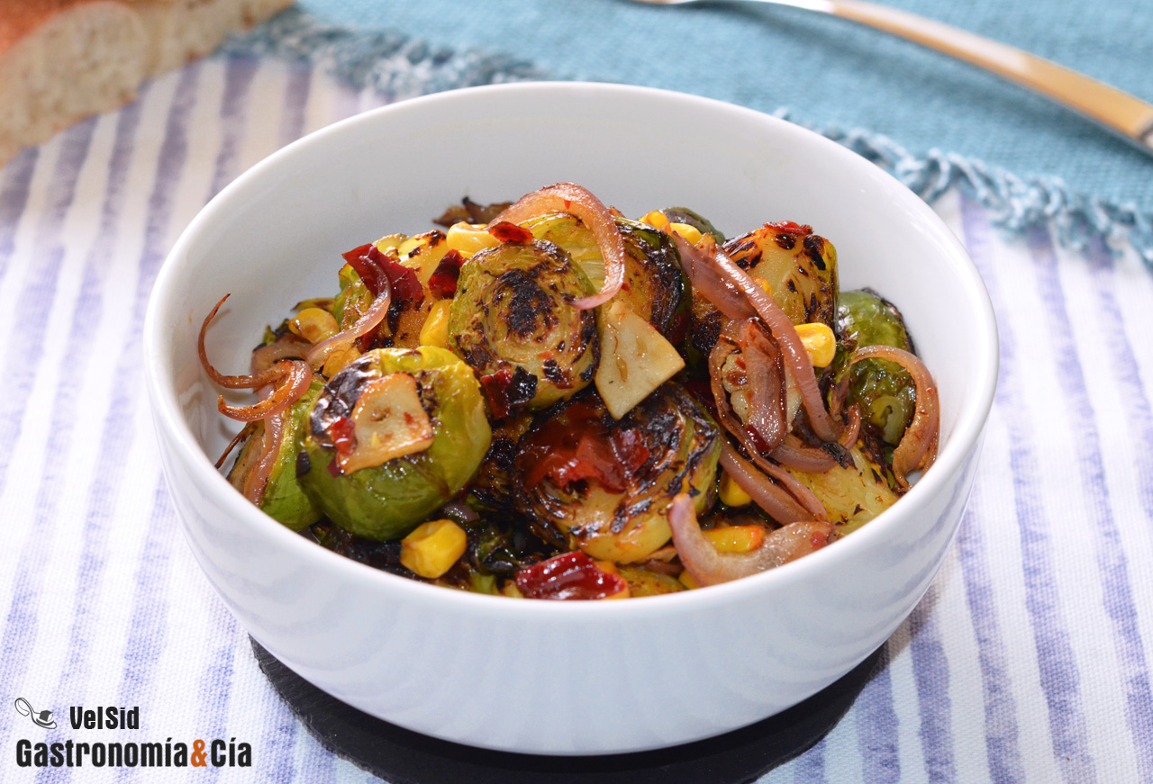 Coles de Bruselas con maíz y pericana, receta fácil par