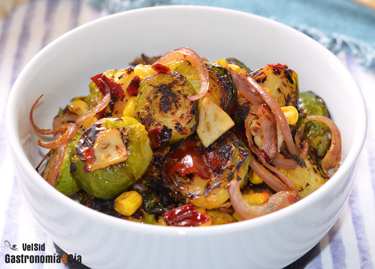 Coles de Bruselas con maíz y pericana, receta fácil par